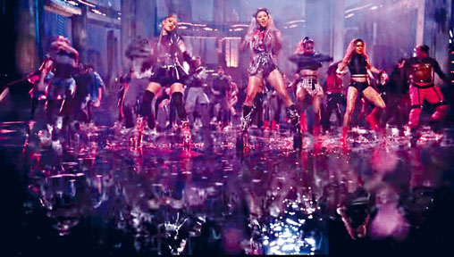 ■在新曲MV当中，Gaga与Ariana在雨中斗舞。