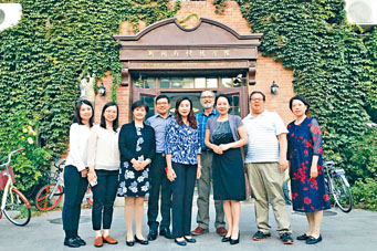 恒大傳播學院及清華新聞與傳播學院代表，在清華大學校園合照。