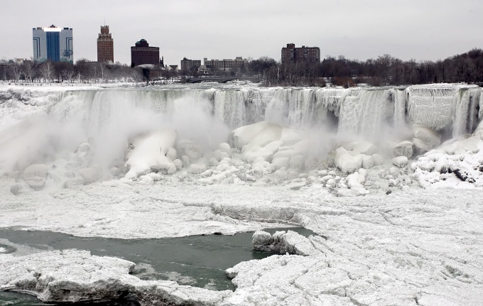 北美受極地渦旋影響，尼加拉瀑布結冰。影片截圖
