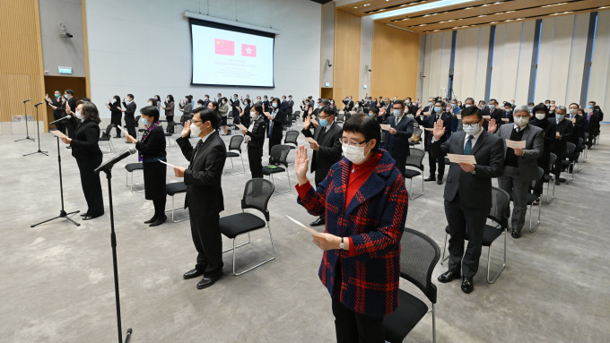 所有公務員都要簽署聲明擁護《基本法》、效忠香港特區、盡忠職守及對特區政府負責，高官並須宣誓。資料圖片