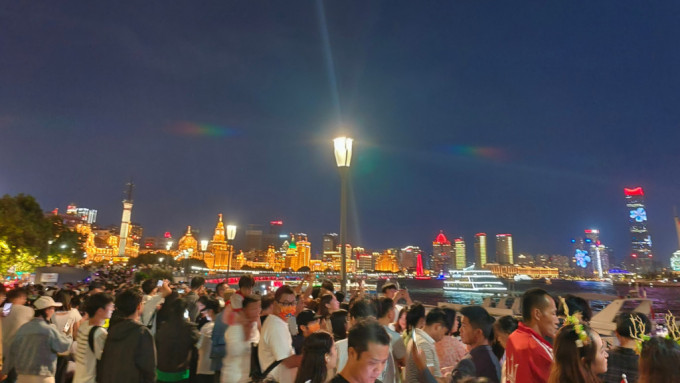 上海外灘在國慶日累計有旅客流量61萬，創2019年以來最高。微博