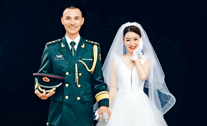 「最美抗疫女護士」于鑫慧和王林的婚照。