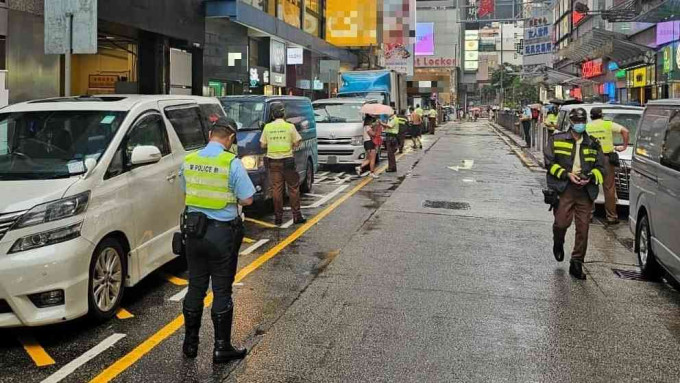 警方于西九龙区内打击交通违例。警方图片