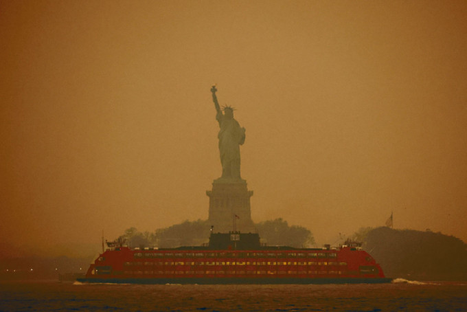 紐約自由神像周二籠罩在煙霾中。