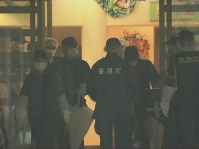 据《NHK》报导，当时有路人经过停车场看到1名男子鲜血直流倒卧地上。（网图）