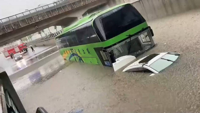 江蘇鎮江暴雨，有原本用作排水的涵洞積水，車輛遭沒頂。