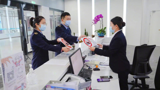  上海首开电子烟罚单。上海市健康促进委员会办公室微博图