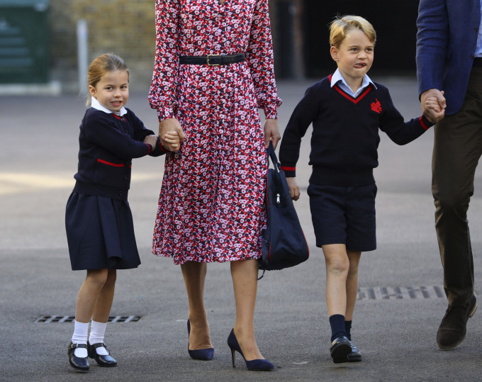 4歲夏洛特公主開學了,與哥哥喬治王子同校。AP