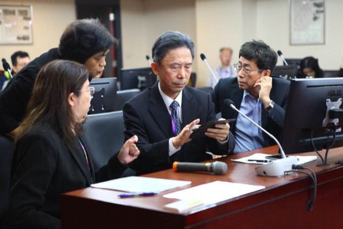 台北市政府秘書長薛春明（右）8日與市市政府發言人周台竹（右二）赴議會民政委員會專案報告。網圖