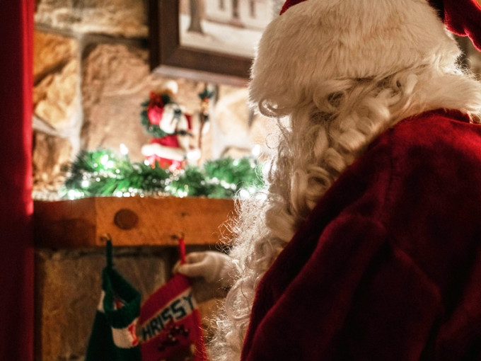 加拿大一位匿名善長在平安夜扮演神秘聖誕老人，向西部埃德蒙頓社區數百名居民寄發打氣詩文，以及附上250加元的超市現金券。unsplash圖片