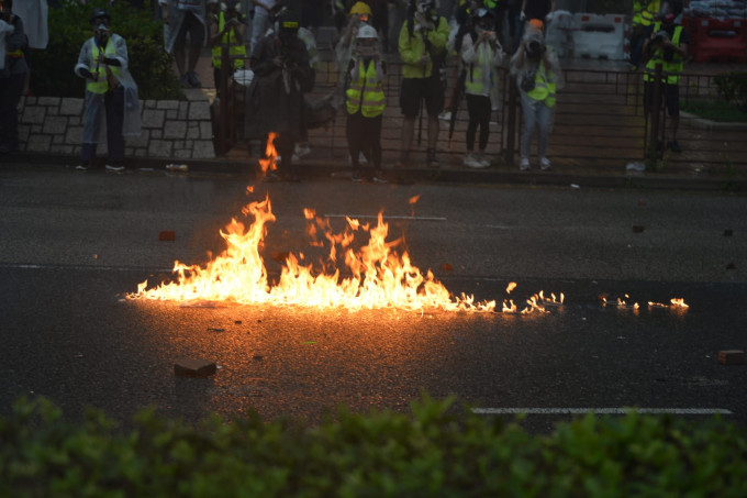 警方表示，激进示威者于荃湾杨屋道街市外向警务人员投掷砖头及汽油弹。