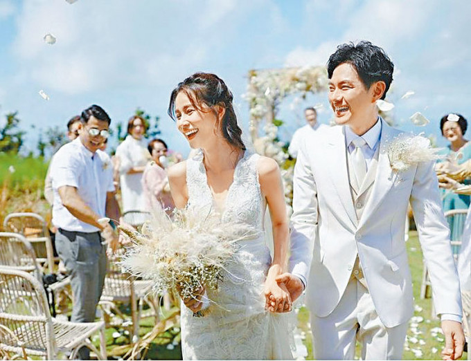 萧正楠上载了在峇里岛补办婚礼的照片，他跟黄翠如在2019年5月5日结婚。