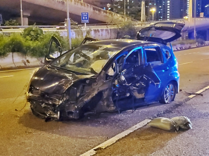 涉事私家車車頭及左邊車身嚴重損毀，左前車輪飛脫，安全氣袋彈出。