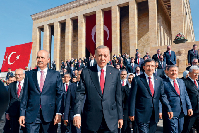 土耳其總統埃爾多安（中）周日慶祝建國百周年。　