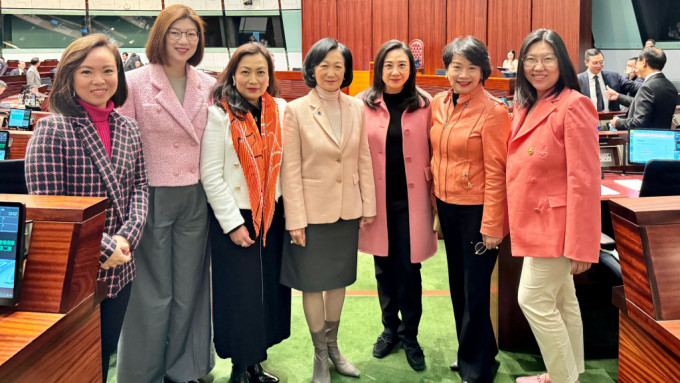 立法會七公主昨日以橙色及粉紅色Dress Code支持陳茂波。