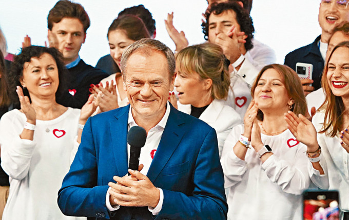 波蘭「公民聯盟」黨魁圖斯克周日在黨總部見支持者。