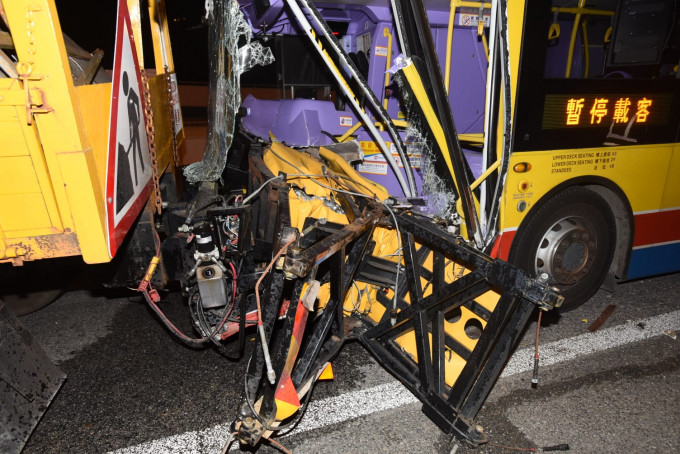 意外中，巴士車頭嚴重損毀。