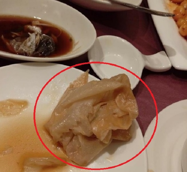有網友表示，在餐廳内吃到紙巾。 網上圖片