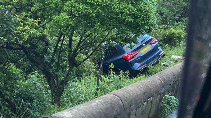 大潭道私家車撼的士  剷落山坡司機被困。馬路的事討論區FB