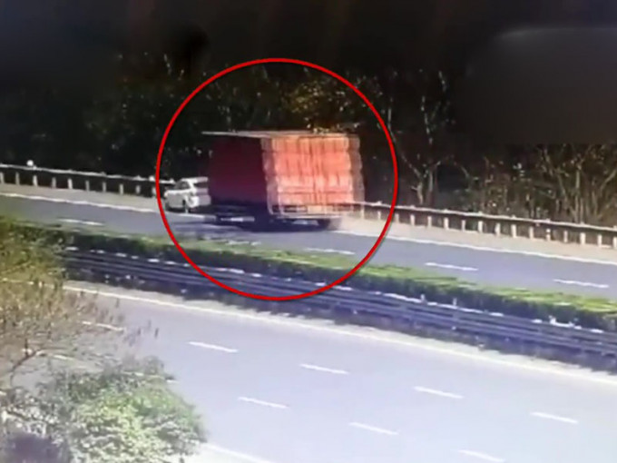 浙江杭州杭新景高速公路日前一輛貨車猛烈撞上一輛停在路肩的房車，令其嚴重損毀。(網圖)