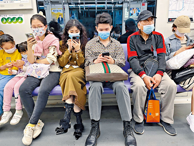 上海地铁戴口罩的乘客。