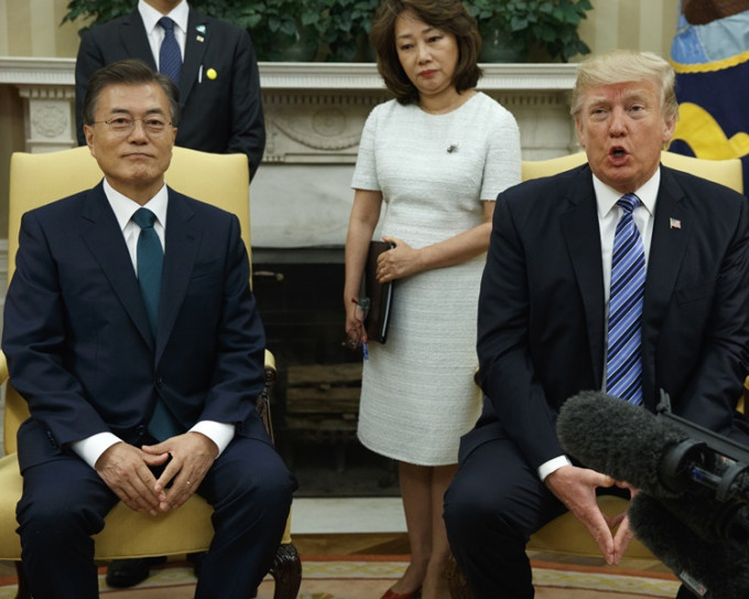 特朗普周五在白宮與到訪的南韓總統文在寅會晤。AP