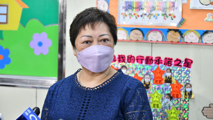 校長盧笑賢指到校接種流程暢順。