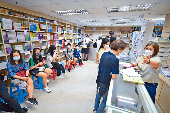 大批家長及學生連日到精工印書局門市補書，書局料仍需數周處理積壓訂單。