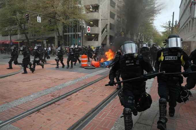 俄勒冈州波特兰的示威演变成暴乱，有示威者向警员投掷烟雾弹及杂物。美联社