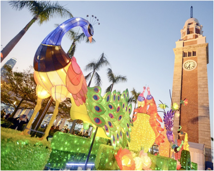 位于文化中心露天广场的「雀屏春瑞耀香江」元宵彩灯。