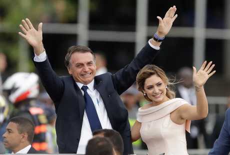 巴西極右派政治人物波索納洛與妻子。AP