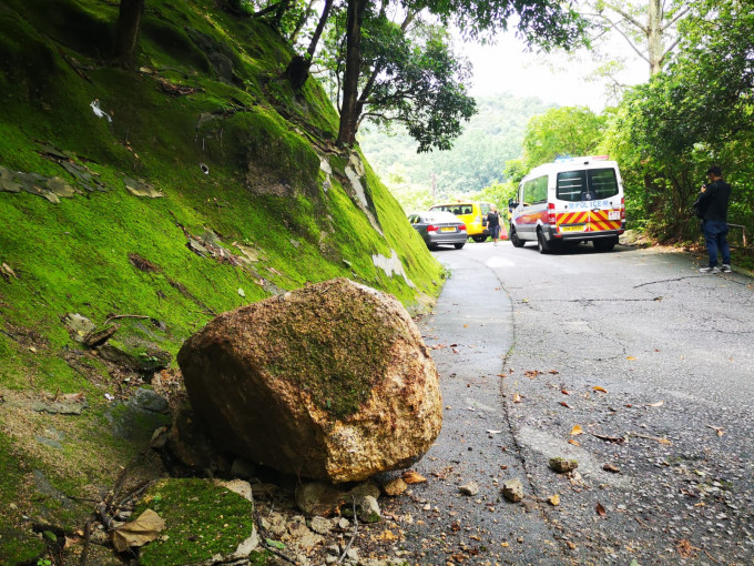 沙田坳道巨石滾落山坡