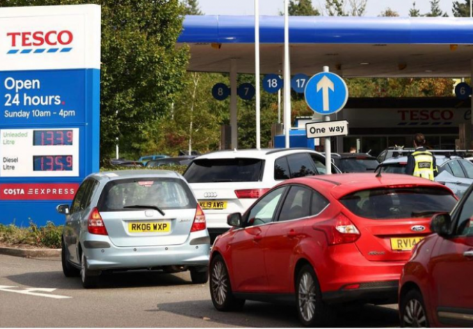 英国各地加油站燃料供应紧缺。视频截图