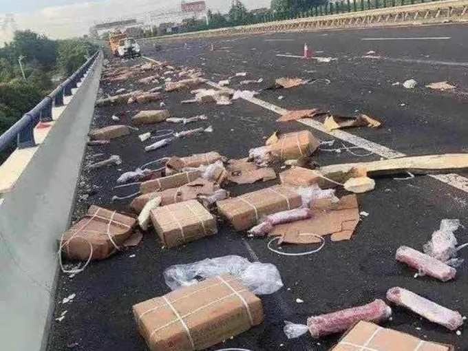 運輸凍豬肉的車輛發生事故，導致部分凍豬肉散落到高架橋下農村道路上。(網圖)