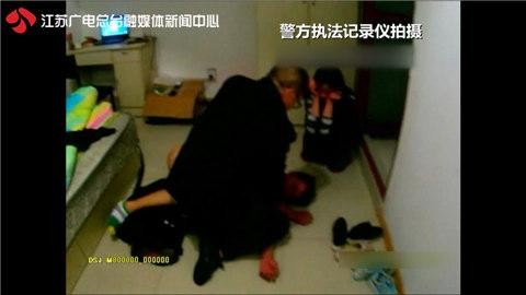男子被警察制伏在地上，而遭性侵的女子則在旁邊哭泣。