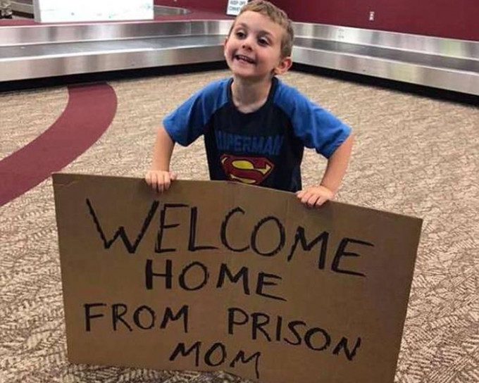 牌上写著「欢迎妈妈从监狱回家。」网图