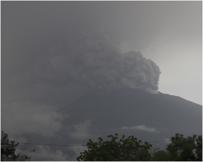 印尼当局将阿贡火山喷发警戒升至最高级别。AP
