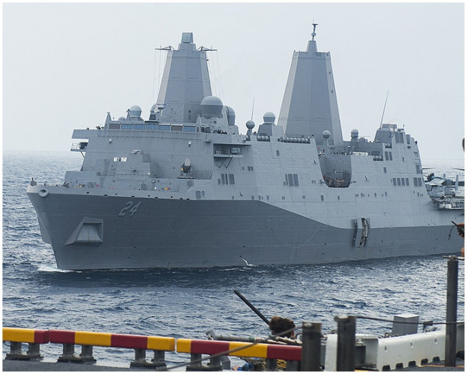 「艾灵顿号」（USS Arlington）将会提早派往中东地区。