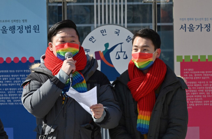 南韓男同性伴侶蘇成旭(左)和金勇敏。網上圖片