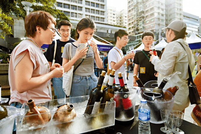 第一屆香港酒吧文化節，一連3日在尖東市政局百周年紀念花園舉辦。