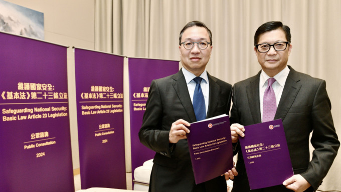 保安局局长邓炳强(右)及律政司司长林定国(左)。资料图片