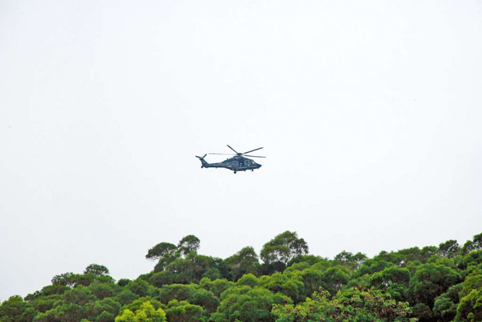 ■行山妇离奇失踪，直升机在将军澳茅湖山高空协助搜索。