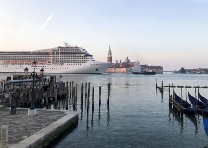 邮轮「管乐号」进入威尼斯港口，是新冠疫情爆发以来首次。AP图