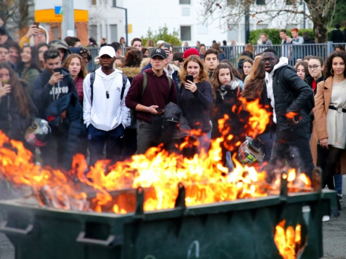 在法國西南部有學生示威，部分示威者縱火焚燒垃圾桶。AP