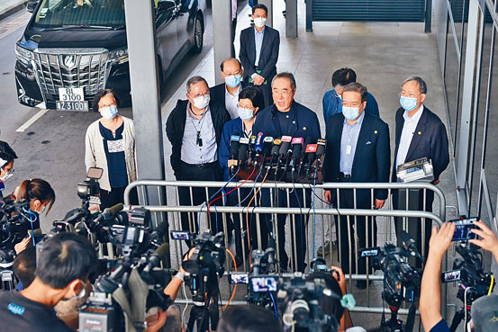 ■全國政協委員昨日由北京返港,政協常委唐英年表示,全體港區政協委員一致支持「港區國安法」。