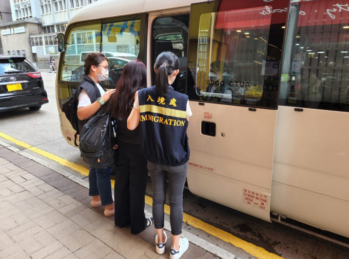 其中一名被捕女子被带署。