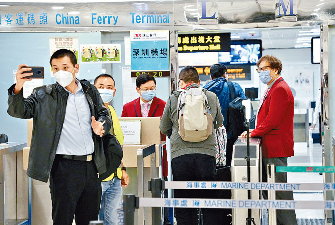 經水路往深圳機場的旅客不忘自拍。