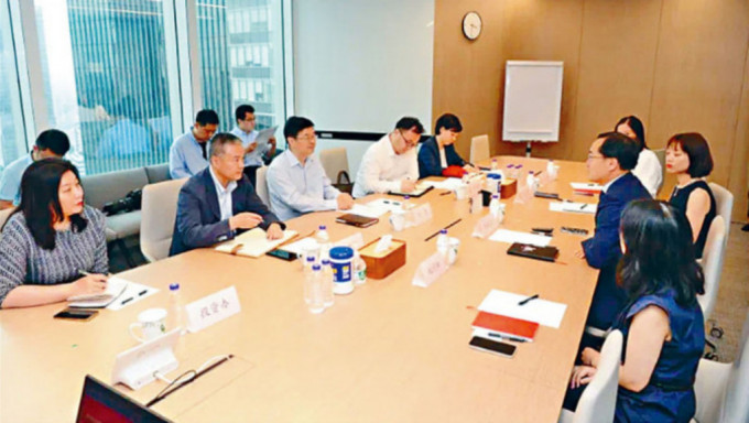 上海静安区委书记于勇（左排左3）近日走访贝恩公司。网上图片