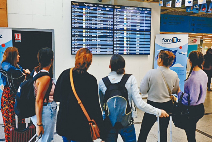 法國空中交通管制員罷工，旅客在南特機場查看航班資料。　