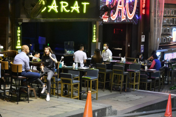 香港酒吧业协会主席钱隽永认为酒吧生意升幅预料是昙花一现。资料图片